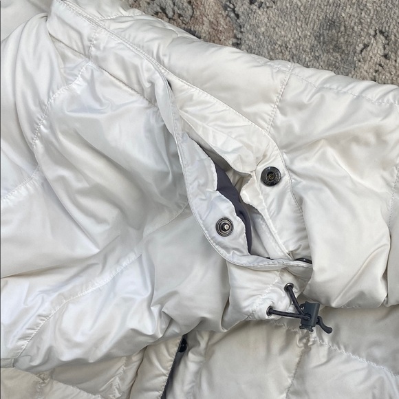 The North Face Women's White Puffer Coat - Picture 5 of 12